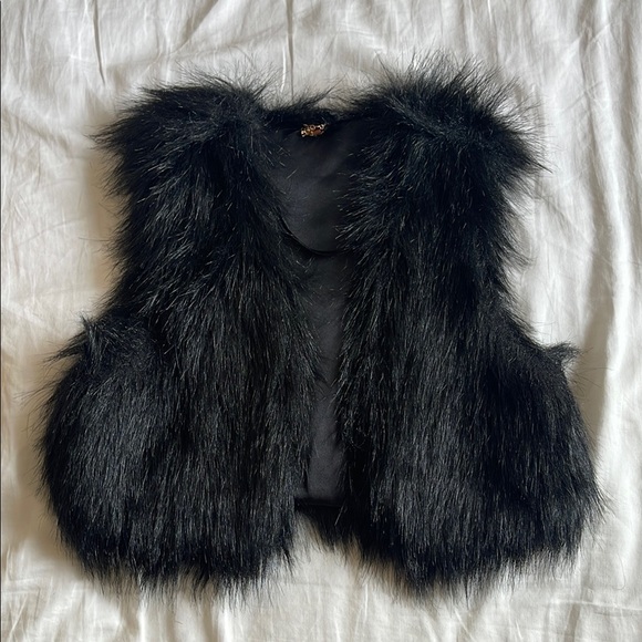 Chic Black Faux Fur Vest - Picture 1 of 1